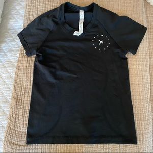 Black lululemon swiftly tshirt